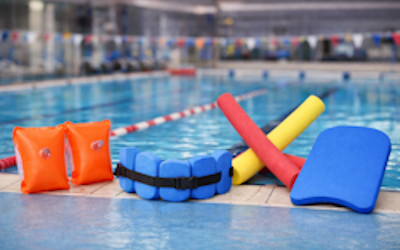 Schwimmhilfen im Vergleich: Was ist sinnvoll – was eher nicht? 